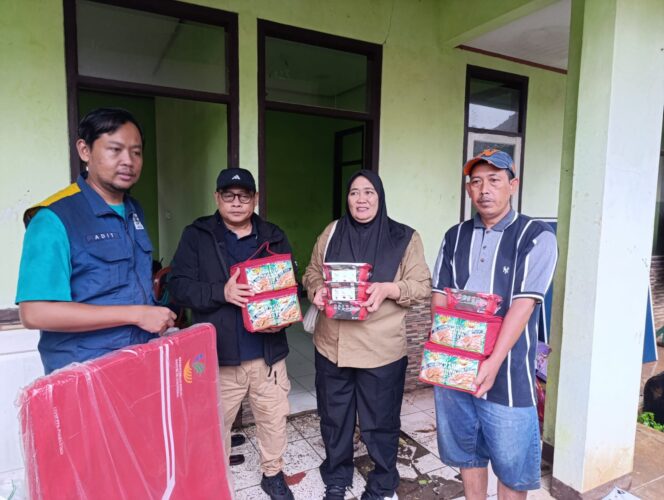
Anggota DPRD Jabar Muhammad Jaenudin Salurkan Bantuan untuk Korban Pergerakan Tanah di Cikembar, Sukabumi