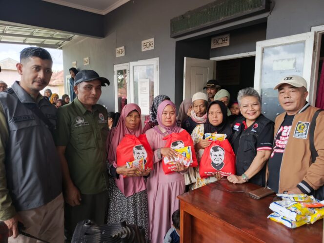 
Ribka Tjiptaning Salurkan Bantuan untuk Korban Bencana di Sukabumi