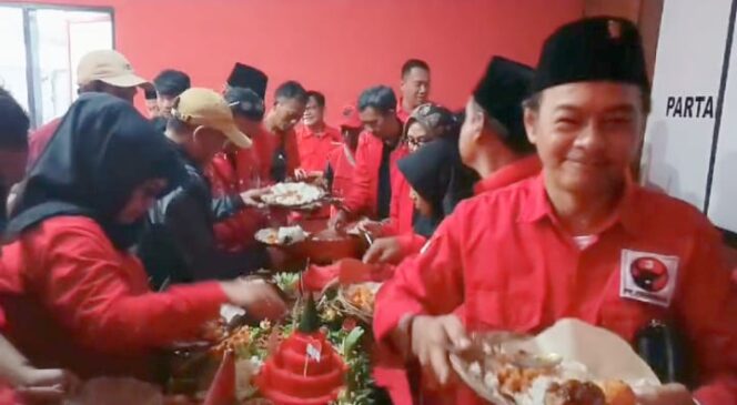 
PDI Perjuangan Kabupaten Sukabumi Rayakan HUT ke-52 Dengan Potong Tumpeng dan Rangkaian Acara Meriah