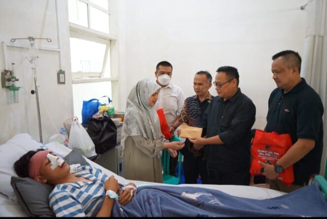 
H.M.Jaenudin Anggota DPRD Jabar Besuk Mahasiswa Korban Kekerasan Aksi Unjuk Rasa di Kota Sukabumi