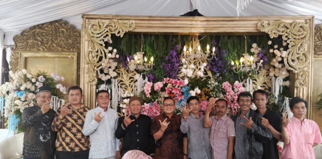 
H.M Jaenudin Wakil Ketua PDI.P Jabar Bersama Paoji Ketua DPC, Hadir Meriahkan Resepsi Pernikahan Keluarga Ketua PAC CiCurug