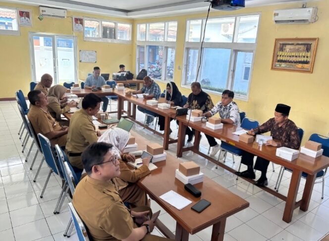 
Komisi I DPRD Kab Sukabumi Raker Dengan Mitra Kerja Sepakati Raperda Investasi dan Kemudahan Berusaha