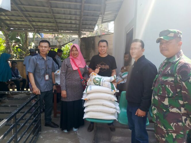 
775 PBP Warga Desa Ciheulang Tonggoh Cibadak Terima Bantuan Beras dari Pemerintah