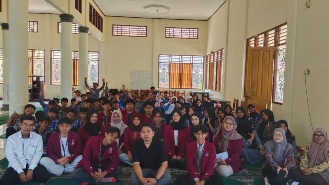 
Mahasiswa Nusa Putra Gelar Seminar Ekonomi Digital di Desa Cibodas Melalui KKN