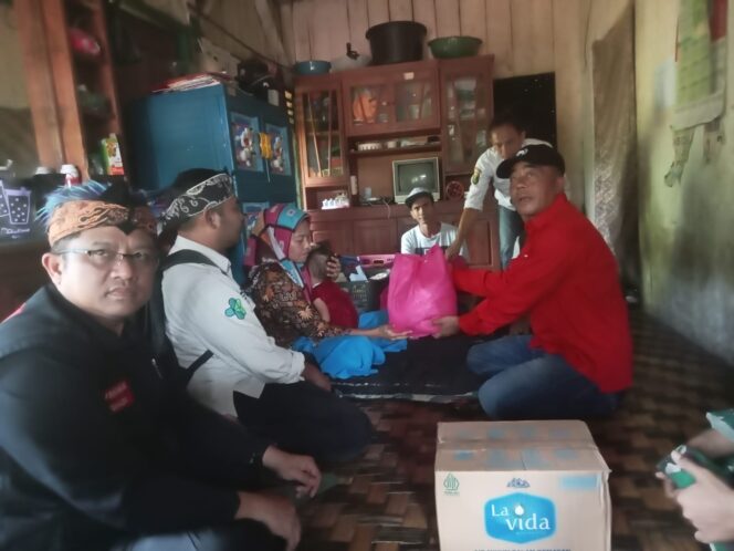 
Paoji, Ketua DPC PDI Perjuangan Kab. Sukabumi, Kunjungi Salwa, Balita Asal Cidolog yang Alami Kelainan Sistem Pencernaan