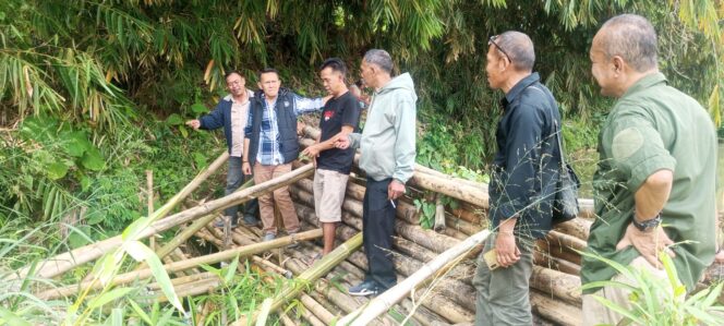 
Kabid SDA Dinas PU Kabupaten Sukabumi Tinjau Irigasi Ciereng Caringin yang Dikeluhkan Warga   