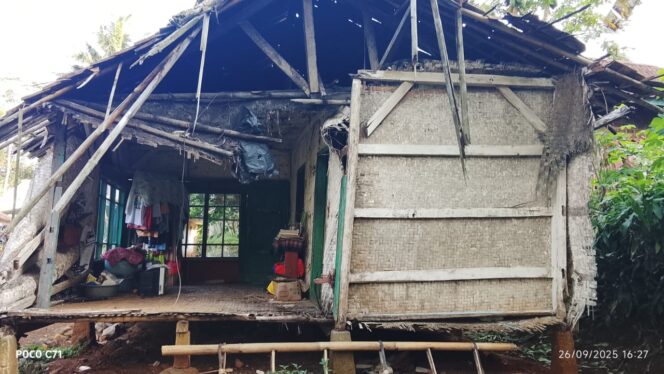 
Komunitas MUSINGIN Trail di Kecamatan Gegerbitung Gelar Baksos Renovasi Rutilahu