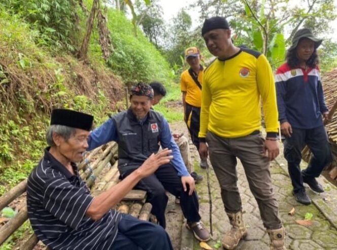 
H Iwan Ridwan Ketua Komisi 1 DPRD Kab Sukabumi Dengar Keluhan Warga Cibadak Terkait Kesulitan Air