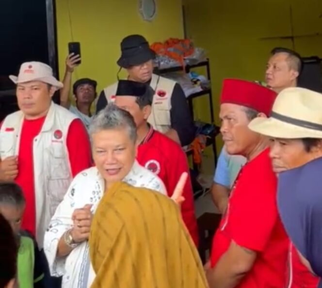 
Ribka Tjiptaning Sampaikan Salam dan Bantuan dari Megawati untuk Warga Terdampak Banjir Bandang Cisolok, Sukabumi