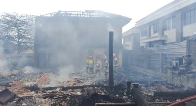 
Korsleting Listrik Diduga Jadi Penyebab Kebakaran Restoran di Baros Sukabumi