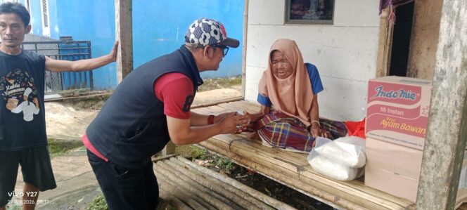 
Viral Makan Nasi Siram Air Putih, Dewan Sendi Kunjungi Ma Icah di Cisaat