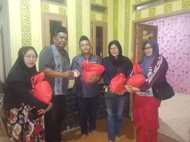 
Melayat ke Rumah Duka Masriah, Mertua Sekretaris PAC Cicantayan, Aep DPC Sampaikan Pesan dan Duka Yang Mendalam dari Ketua DPP PDI Perjuangan dr Ribka Tjiptaning