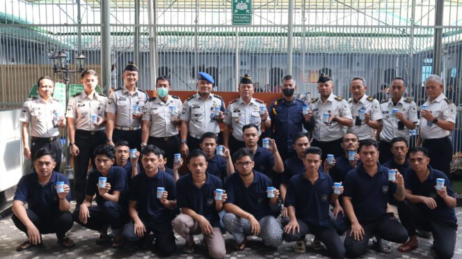 
PERKUAT LABUMI BERSINAR DAN P4GN, LAPAS SUKABUMI LAKSANAKAN TES URINE ASN DAN WARGA BINAAN