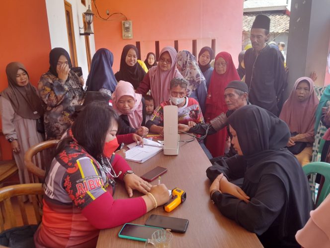 
Baksos Pengobatan Gratis dr Ribka Tjiptaning di Sukalarang di Serbu Warga