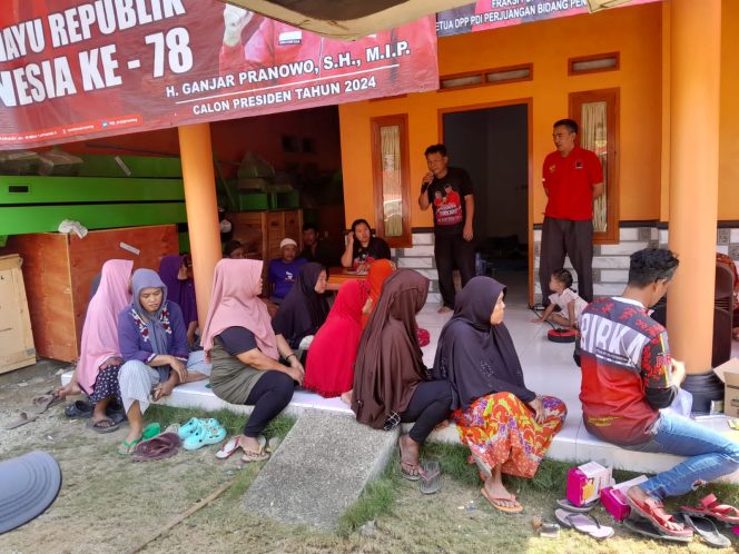 
Dani Ramdani Dampingi Baksos dr Ribka Tjiptaning di Ciracap