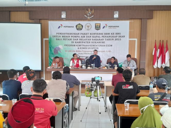 
Peduli Petani dan Nelayan, dr Ribka Tjiptaning Serahkan Ratusan Mesin di Sukabumi