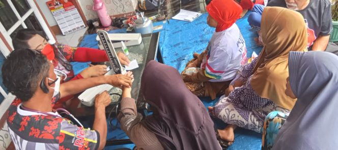 
Gelar Pengobatan Gratis di Titisan, Tim Baksos Ribka Tjiptaning di Dampingi Asep Padilah
