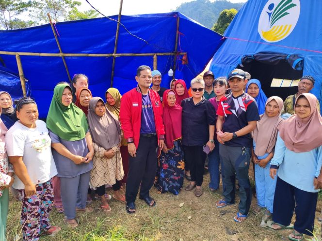 
Yudi Suryadikrama, Dampingi Penyerahan Bantuan dr Ribka Tjiptaning Bagi Warga Terdampak Bencana Gempa Bumi di Kabandungan