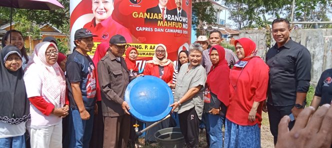 
Ribka Tjiptaning Salurkan Bantuan Penampungan Air, Bagi warga Kertaraharja dan Kebon Manggu
