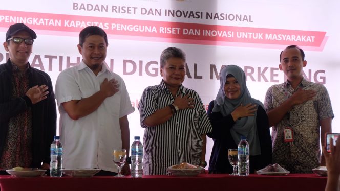 
Bersama Mitra Kerja BRIN, dr Ribka Tjiptaning Gelar Pelatihan Digital Marketing ke Warga Bantar Gadung