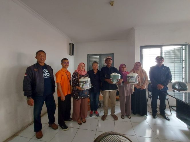 
Bersama Kementrian ESDM, Ribka Tjiptaning Serahkan Bantuan AML Bagi Warga Sukabumi