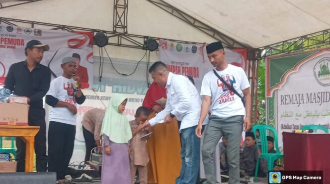 
Paoji Santuni Anak Yatim dan Jompo di Peringatan Sumpah Pemuda Bojong Tipar