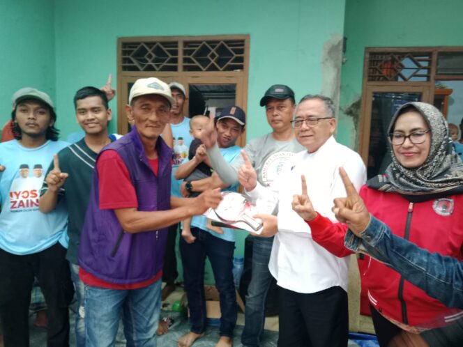 
Di Dampingi hj Elis Cabup Sukabumi H Iyos Somantri Salurkan Bantuan Alat Olahraga di Kamandoran