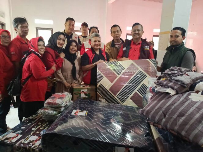 
Peduli Korban Bencana Banjir Kota Sukabumi, dr. Ribka Tjiptaning Salurkan Bantuan