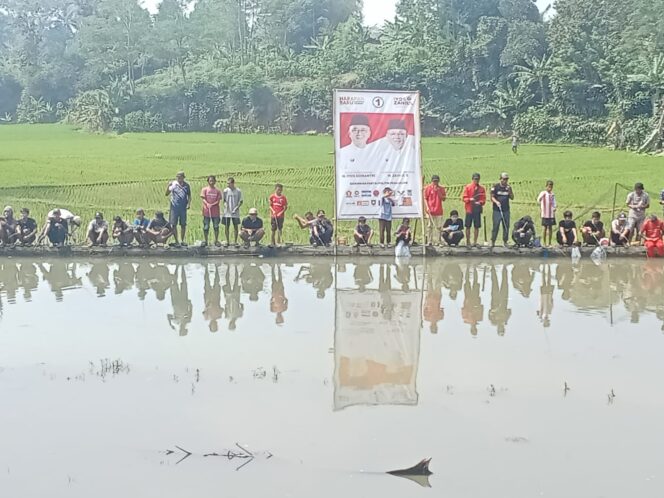 
Hibur para pendukung Iyos-Zaenul di Cicantayan, Ketua Waris Babah Empid Gelar Mancing Gratis