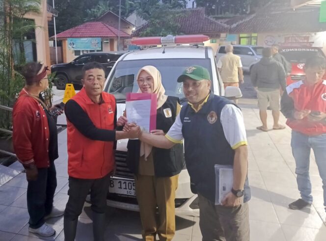
Ribka Tjiptaning Serahkan Bantuan Mobil Ambulan untuk Puskesmas Palabuhanratu