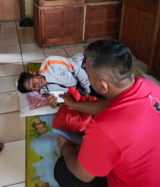 
Wakil Rakyat Peduli, H. Muhammad Jaenudin Beri Bantuan Sembako dan Uang Tunai untuk Pengobatan Duduy Warga Cicantayan Sukabumi