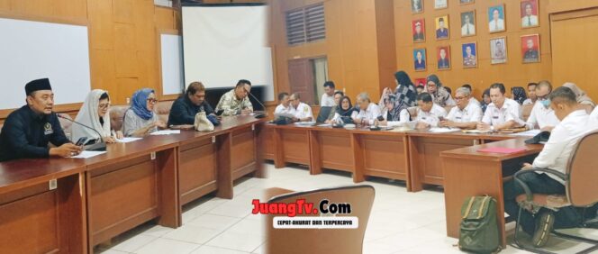 
Bersama 13 Mitra Kerja, Komisi 1 DPRD Kabupaten Sukabumi Gelar Raker Bahas Efisiensi Anggaran 2025