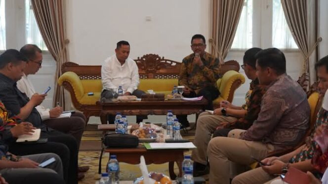 
Bupati Sukabumi Terima Kunjungan Sekertaris Kemenkop, Bahas Koperasi Desa Merah Putih