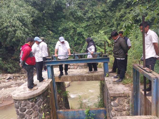 
Dede Rukaya Kadis PU Kabupaten Sukabumi Pastikan Perbaikan Irigasi Leuwi Bangga Tahun Ini