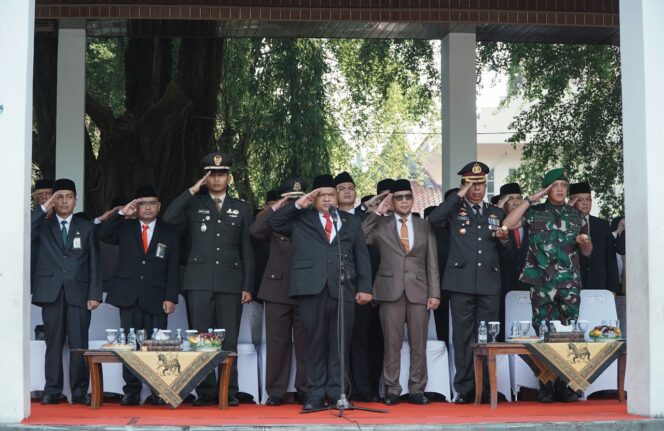 
Wakil Bupati Kabupaten Sukabumi Ajak Masyarakat Kembali kepada Nilai-nilai Pancasila dalam Upacara Peringatan Hari Lahir Pancasila