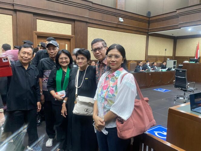 
Yohana S Purwandari, Bendahara DPC PDI Perjuangan Kabupaten Sukabumi, Hadiri Sidang Hasto Kristiyanto di PN Jakpus