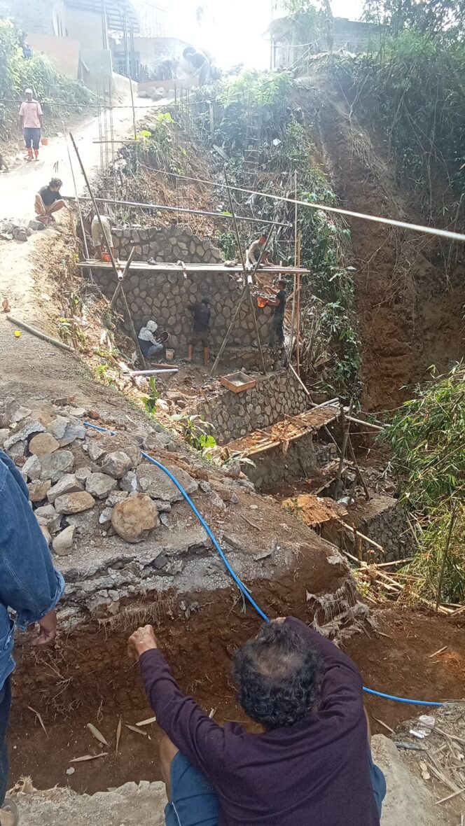 
Pemdes Caringin Wetan Sukabumi Prioritaskan Perbaikan Jembatan Cileungis dari DD Tahap 1, Kampung Cileungis