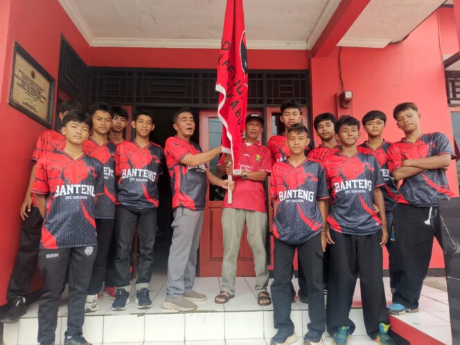 
‎Peduli Olahraga, DPC PDI Perjuangan Kabupaten Sukabumi Lepas 11 Atlet Sepak Bola ke Seleksi Soekarno Cup Bandung