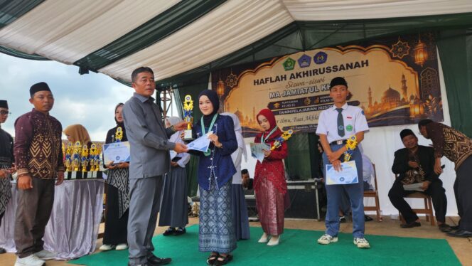 
Perkuat Silaturahmi, Paoji Anggota DPRD Kab Sukabumi Hadiri Haflah Akhirussanah Di Jamiatul Khair Pabuaran
