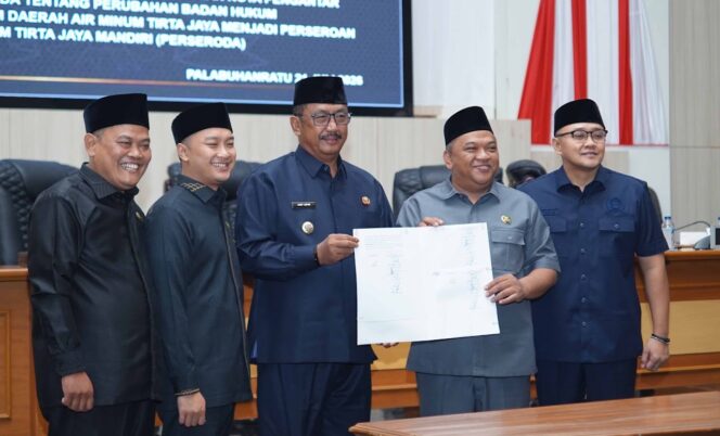 
Rapat Paripurna DPRD Sukabumi: Raperda Ketertiban Umum Disepakati, Perubahan Status PDAM Tirta Jaya Diajukan