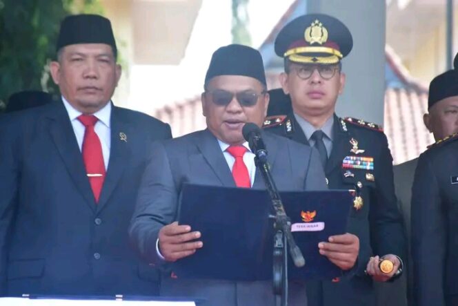 
KETUA DPRD KABUPATEN SUKABUMI BUDI AZHAR MUTAWALI BACAKAN PEMBUKAAN UUD 1945 SAAT UPACARA HARI KESAKTIAN PANCASILA
