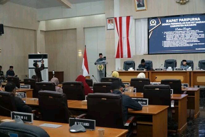 
DPRD KABUPATEN SUKABUMI TERIMA DUA RAPERDA: INVESTASI KEMUDAHAN BERUSAHA DAN PERSERODA TIRTA JAYA MANDIRI